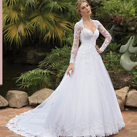 Robe de mariée blanche vintage italienne en dentelle appliquée, manches longues en tulle, décolleté cœur, traîne, style saoudien. 