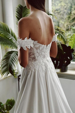 Vestido de novia largo vintage blanco, corte en A, con hombros descubiertos y abertura