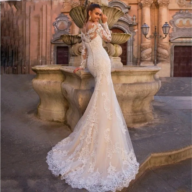 Vestidos de novia vintage estilo sirena con cola desmontable, mangas largas y apliques. Vestidos de novia playeros de verano estilo boho.