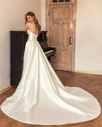 Robes de mariée vintage à fines bretelles, col en V, robes de bal sexy, coupe trapèze, satin plissé lisse, longue traîne, tenue de cérémonie.