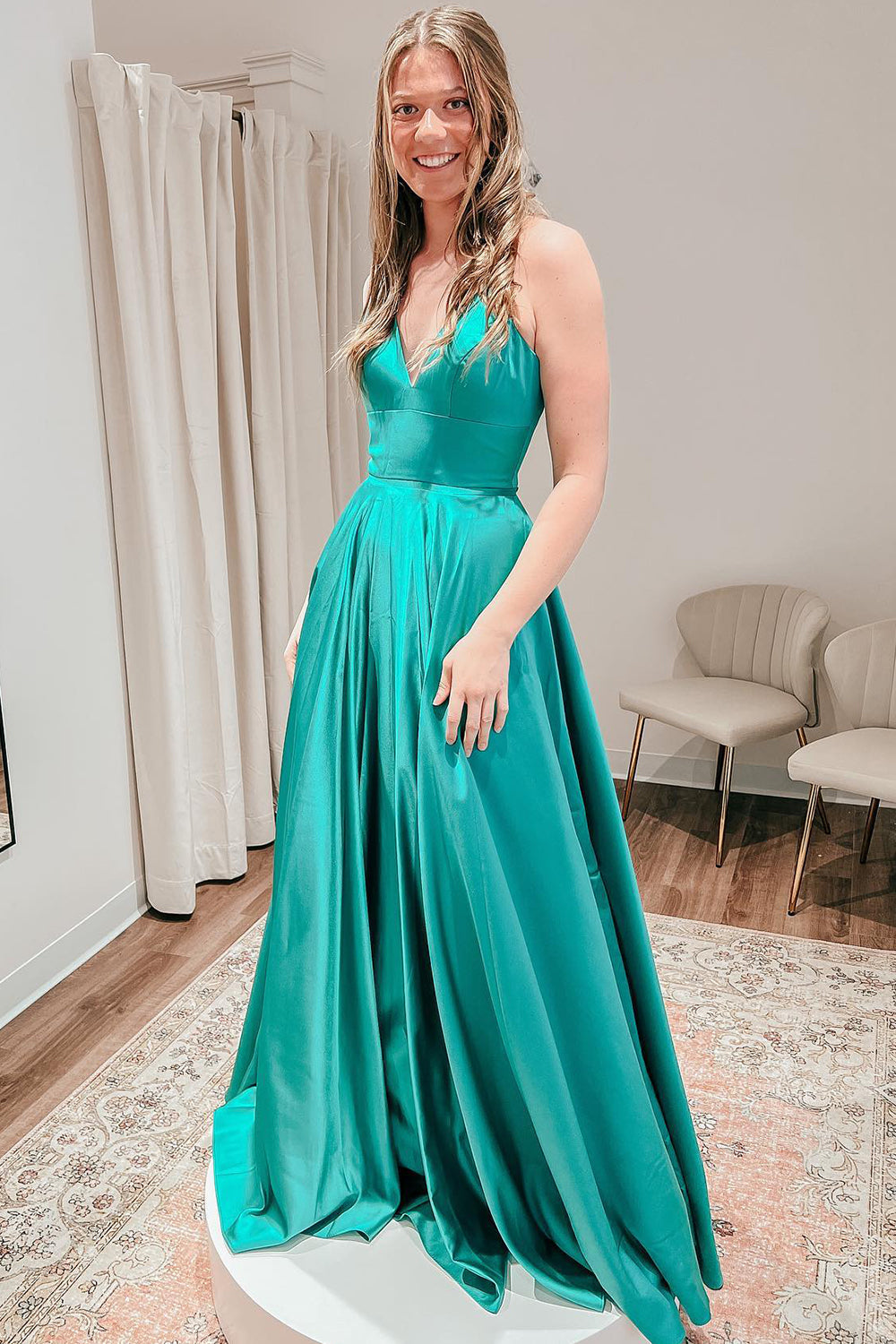 Vestido de fiesta de satén con tirantes finos, corte en A y abertura.