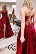 Vestido de fiesta de satén con tirantes finos, corte en A y abertura.