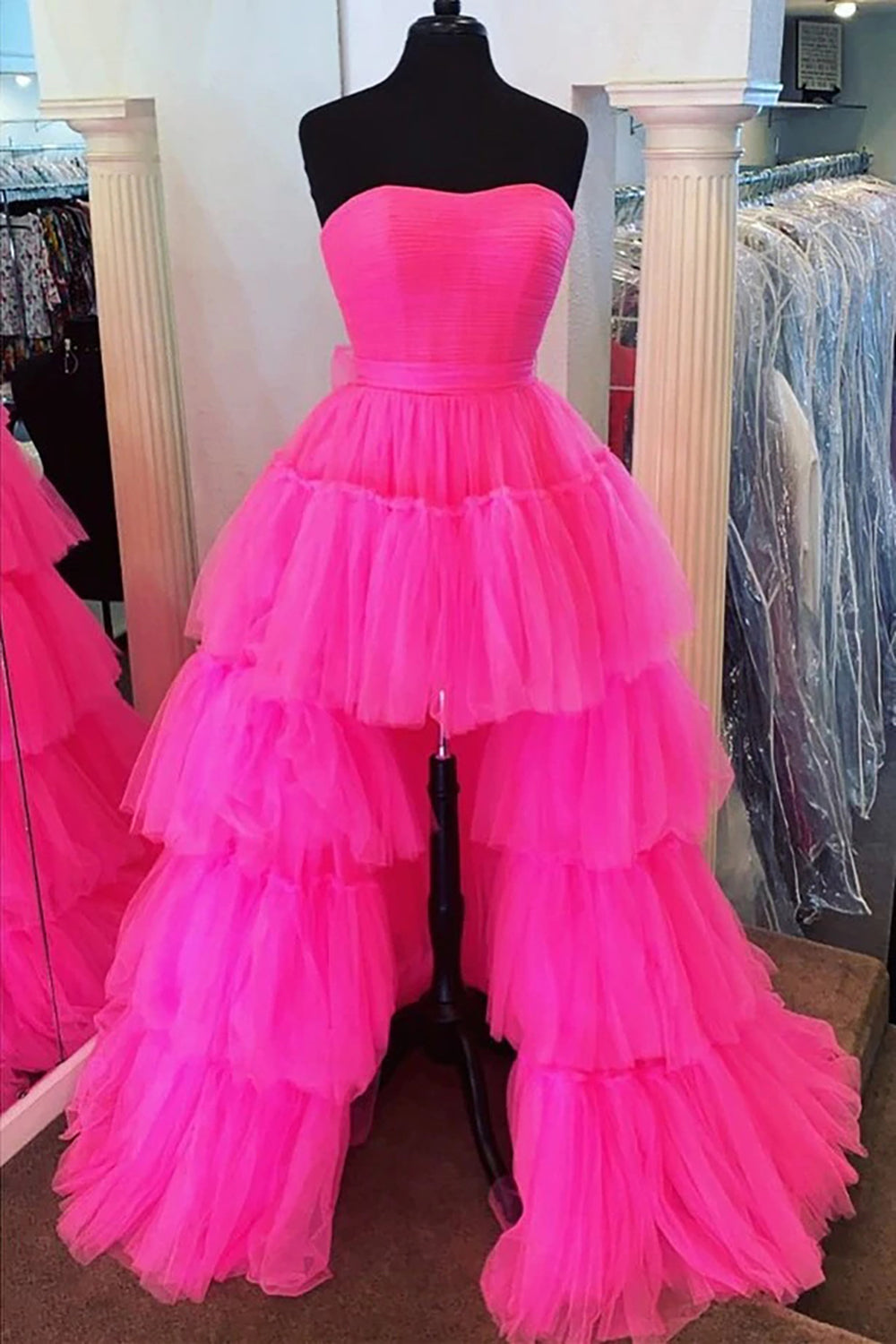 Vestido de fiesta de tul sin tirantes, corte asimétrico, con volantes y corte en A