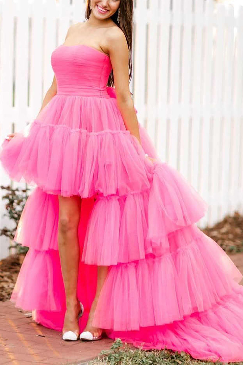 Vestido de fiesta de tul sin tirantes, corte asimétrico, con volantes y corte en A