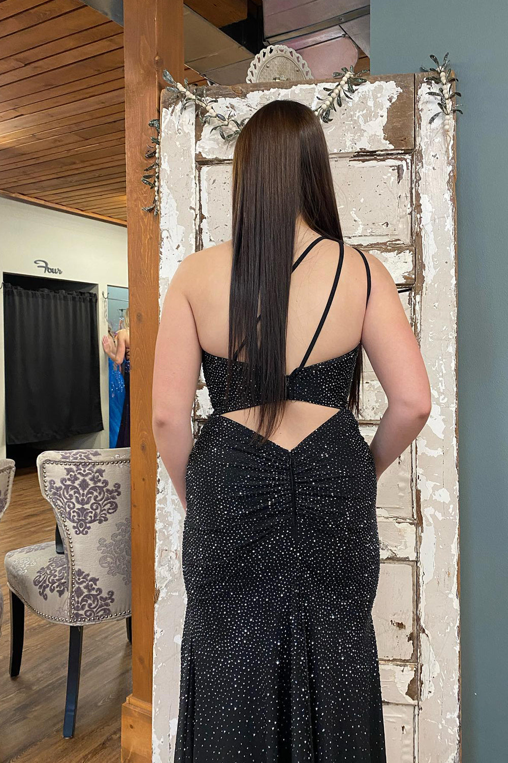 Vestido de fiesta de sirena de un solo hombro con cuentas y abertura