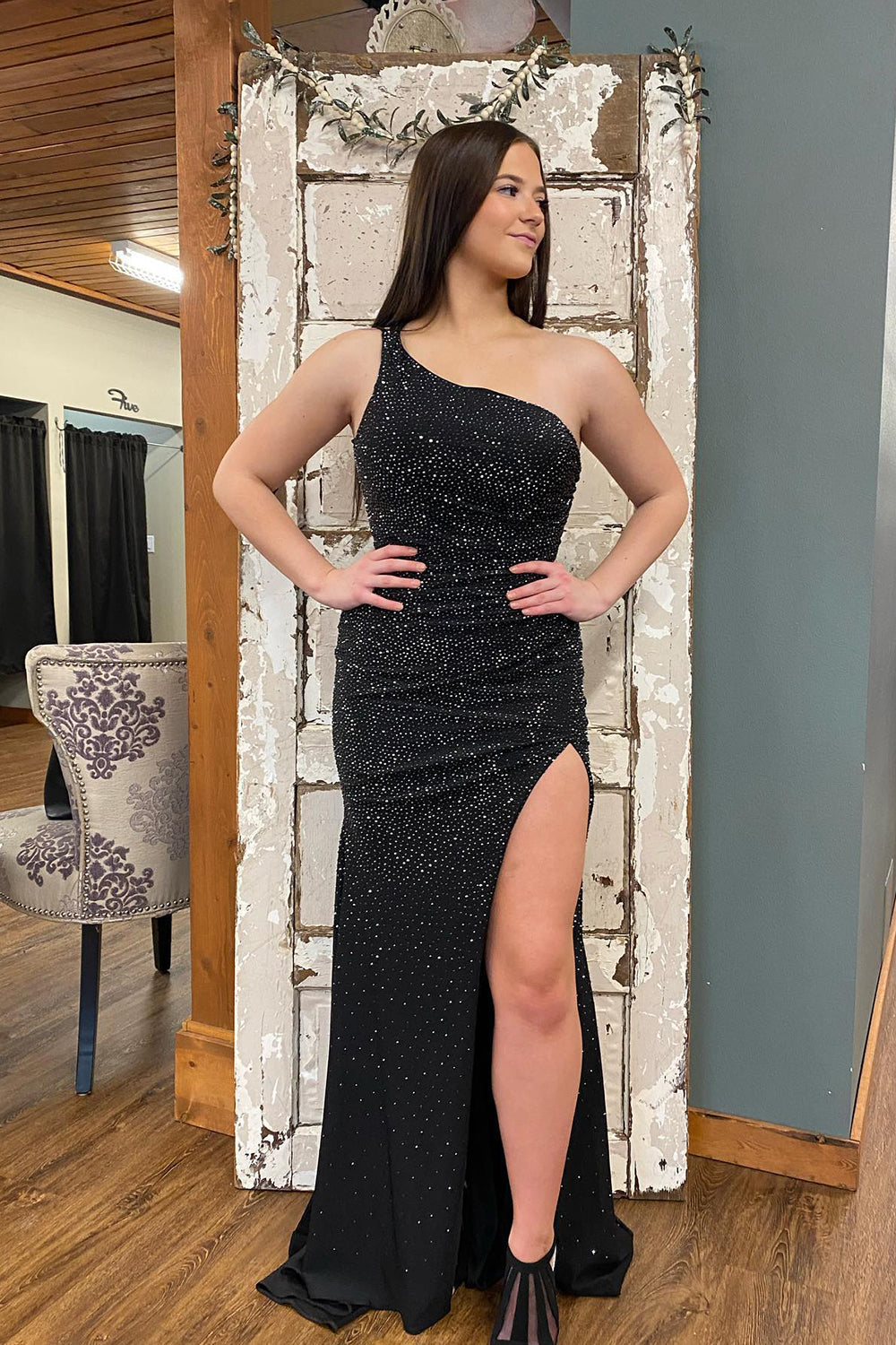 Vestido de fiesta de sirena de un solo hombro con cuentas y abertura
