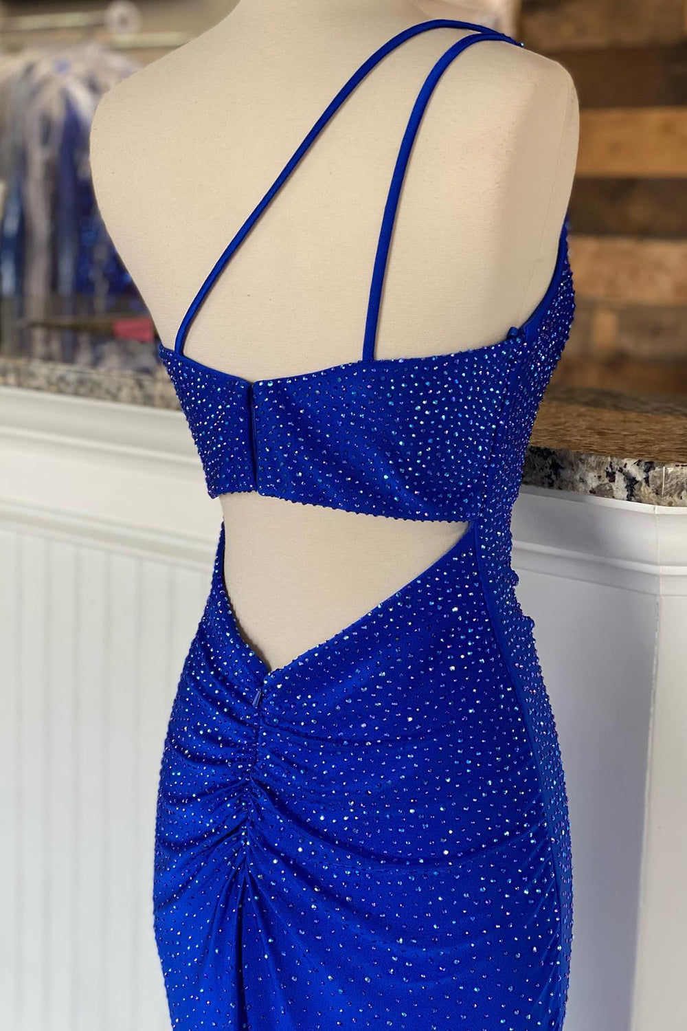 Vestido de fiesta de sirena de un solo hombro con cuentas y abertura