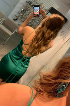 Harper | Vestido corto verde de fiesta con tirantes finos y espalda cruzada