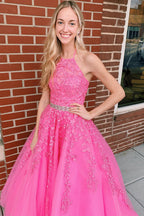 Vestido de fiesta de tul rosa fucsia con escote halter y corte en A con apliques