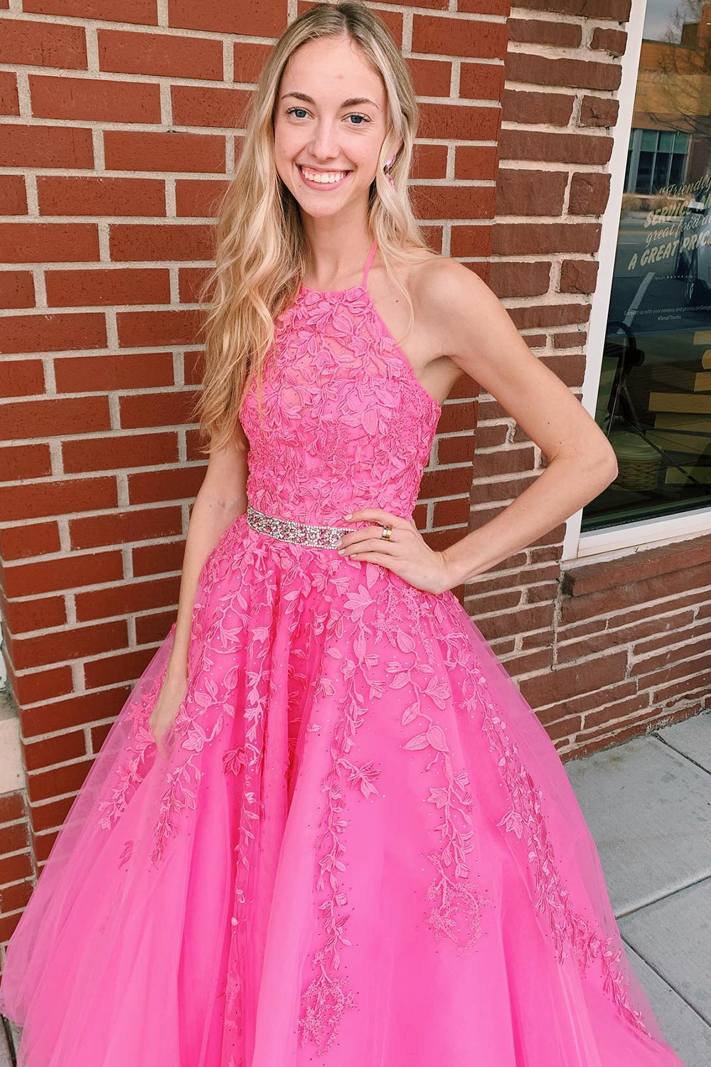 Vestido de fiesta de tul rosa fucsia con escote halter y corte en A con apliques