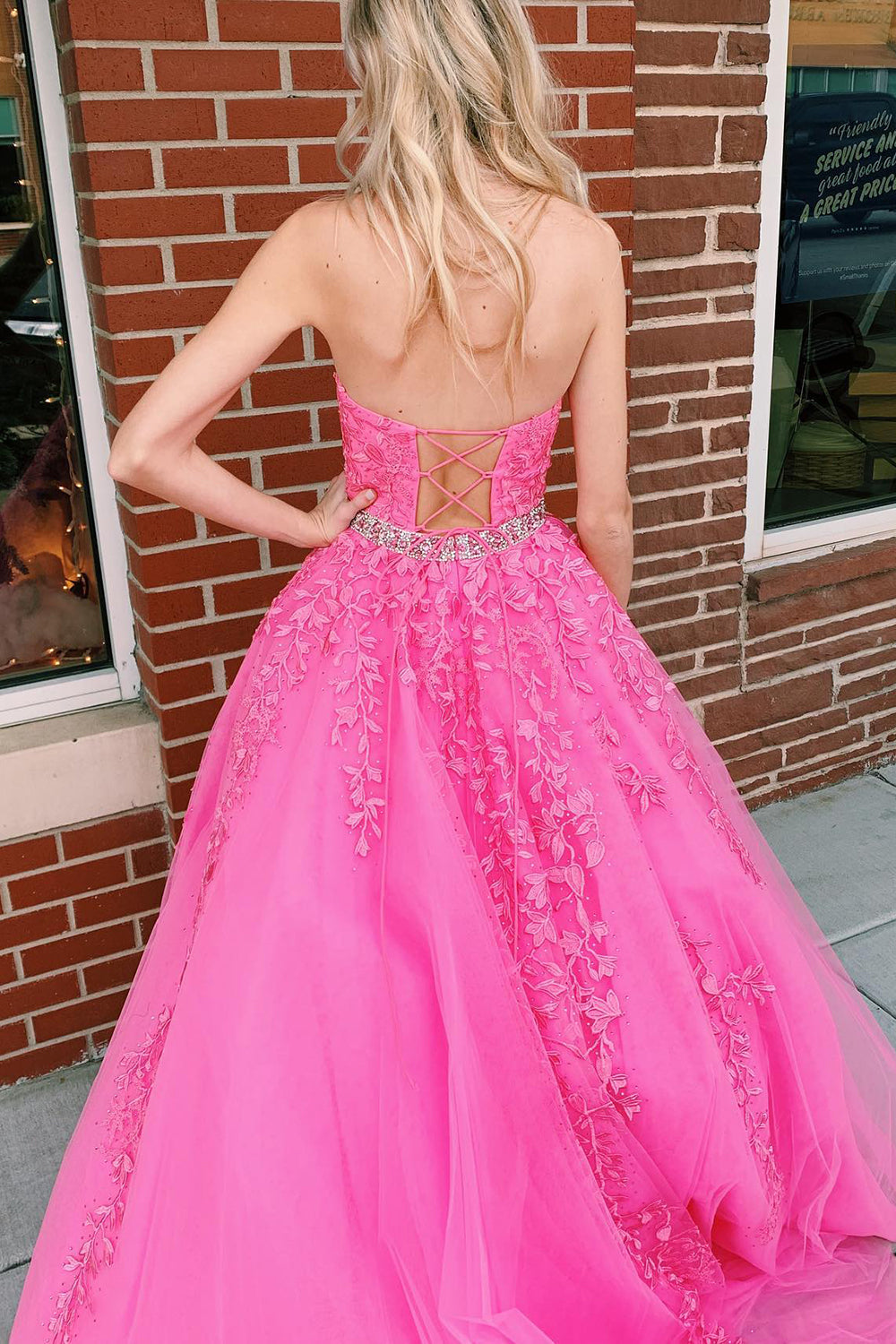 Vestido de fiesta de tul rosa fucsia con escote halter y corte en A con apliques