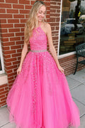 Vestido de fiesta de tul rosa fucsia con escote halter y corte en A con apliques