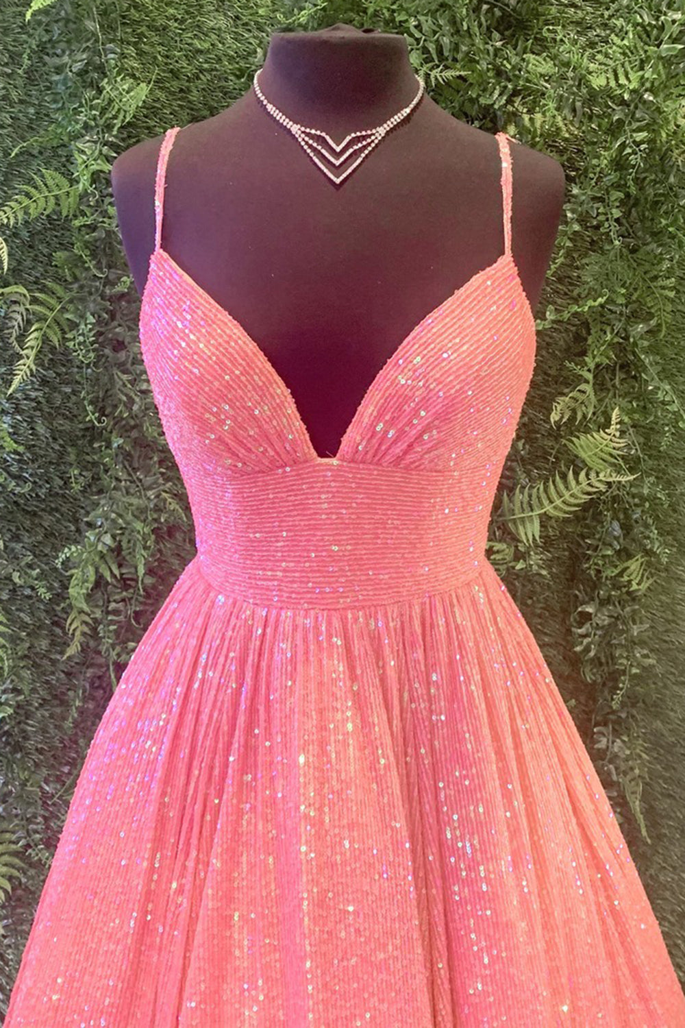 Robe de bal longue trapèze à fines bretelles et sequins
