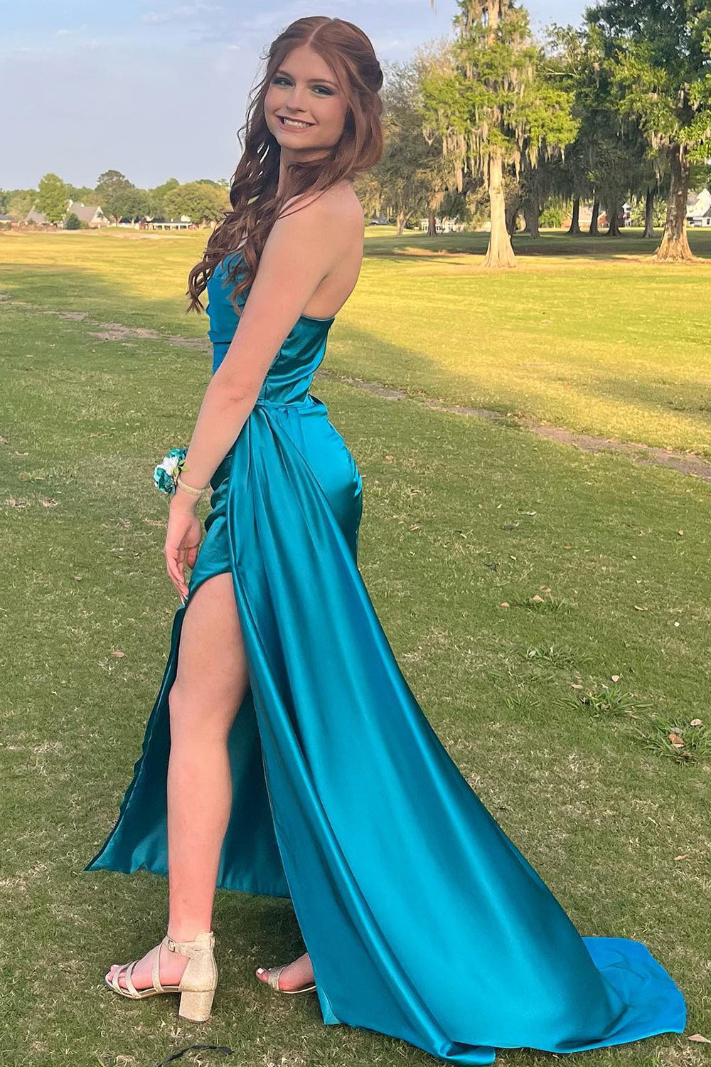 Robe de bal longue sirène bustier en satin vert paon avec fente