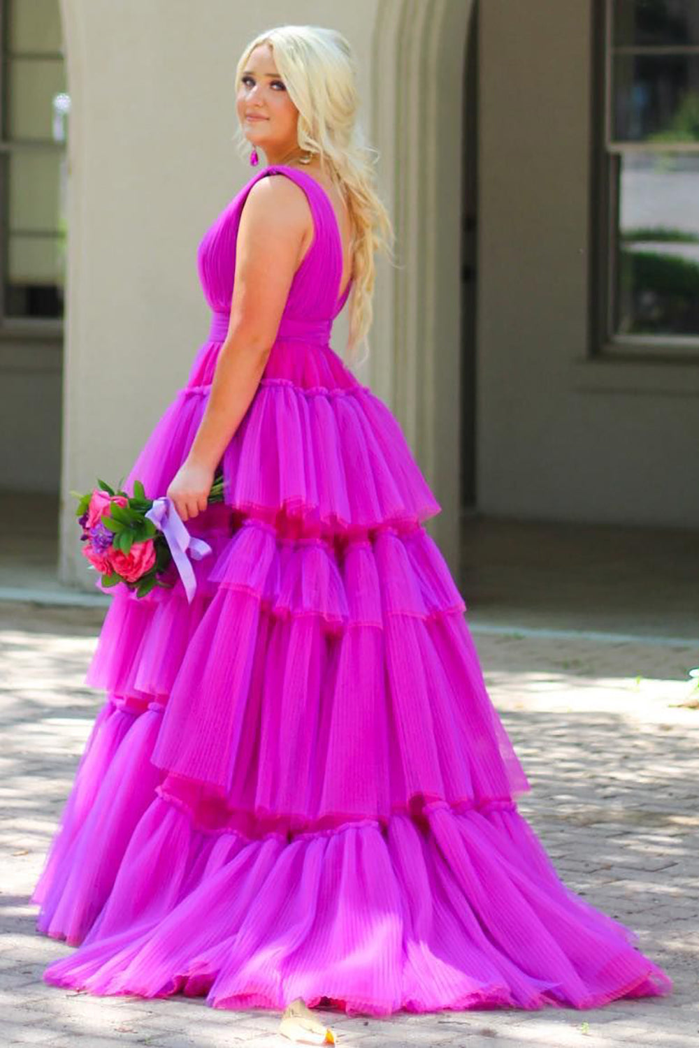 Vestido de graduación de tul escalonado con escote en V y corte en A