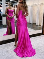 Vestido de fiesta sirena de satén rosa fucsia con tirantes finos y abertura