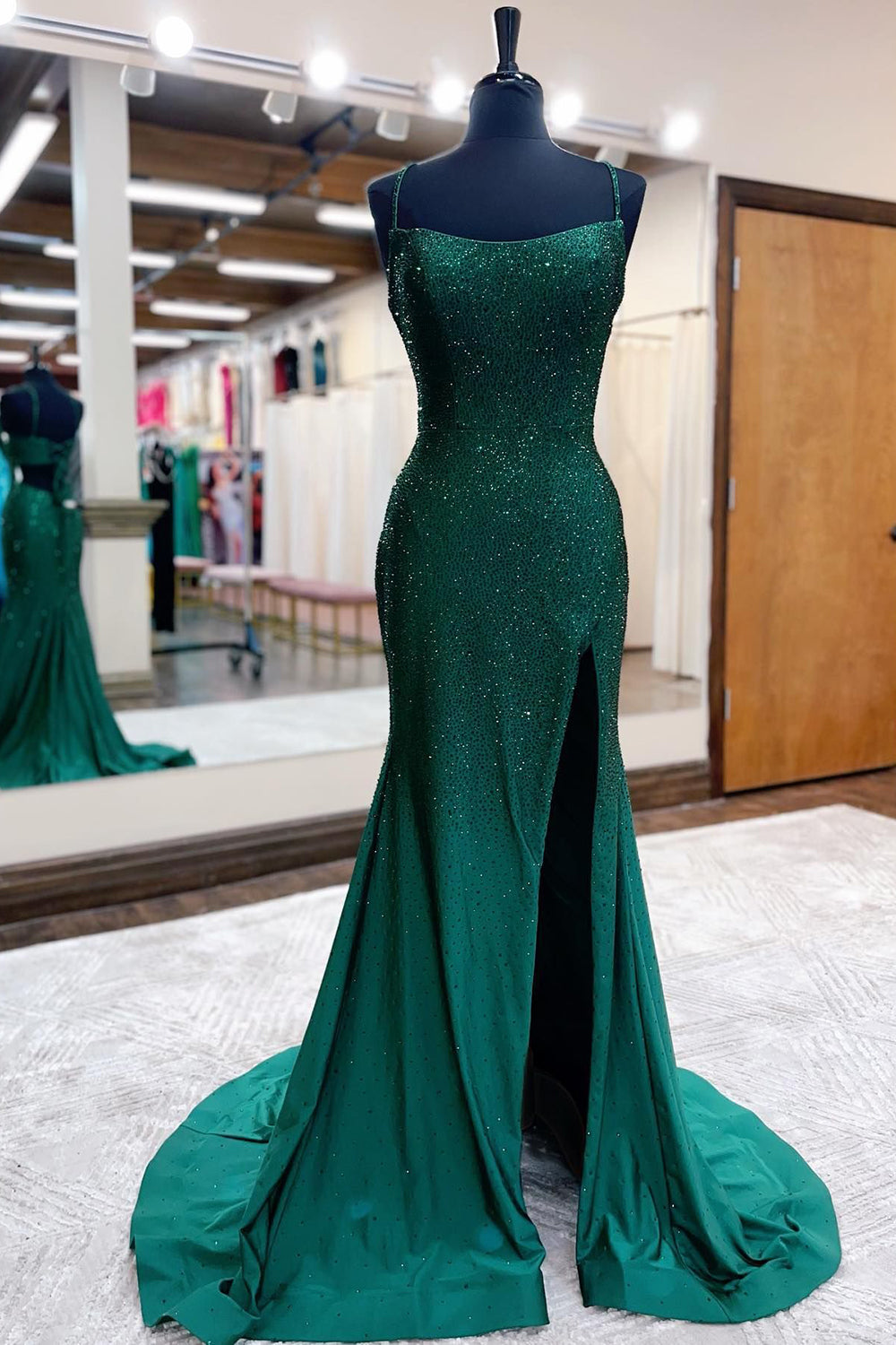 Robe de bal sirène en satin à fines bretelles et perles, fendue.