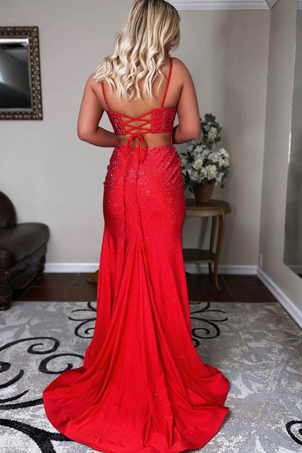 Robe de bal sirène en satin à fines bretelles et perles, fendue.