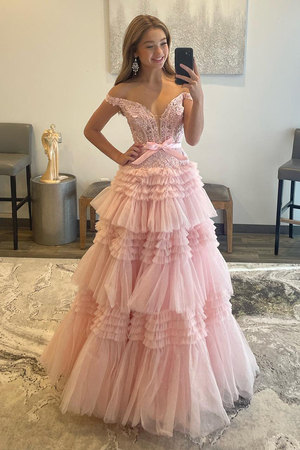 Vestido largo de fiesta rosa claro con escote barco y volantes