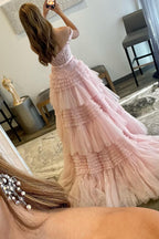 Vestido largo de fiesta rosa claro con escote barco y volantes