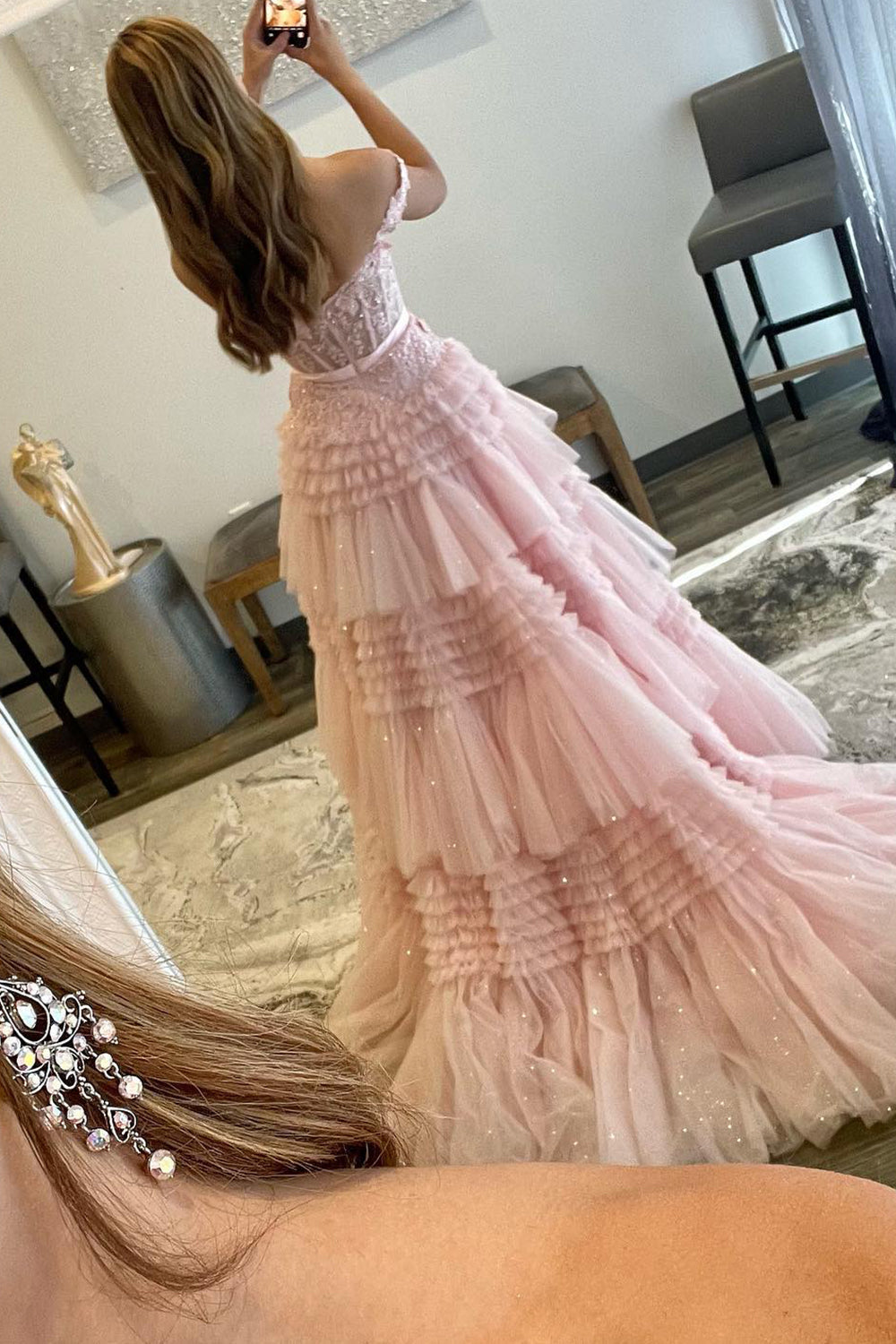 Vestido largo de fiesta rosa claro con escote barco y volantes
