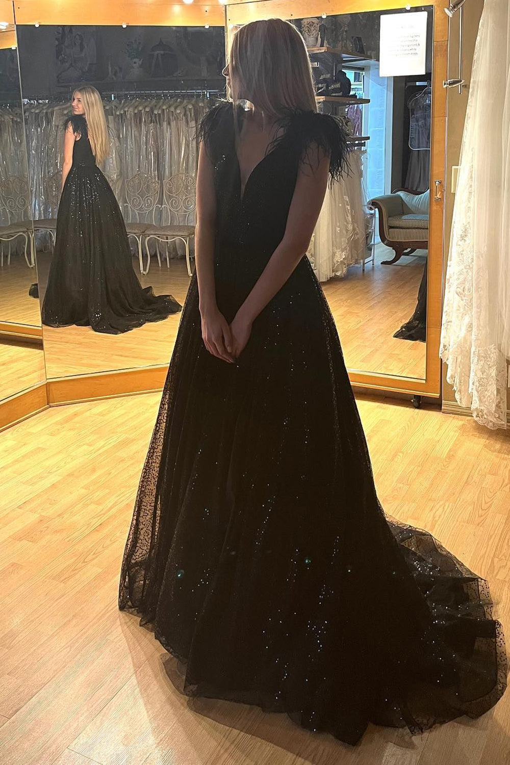 Vestido de fiesta de tul con lentejuelas, escote en V, corte en A y abertura.