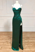 Robe de bal fourreau en satin à fines bretelles et corset, fendue.