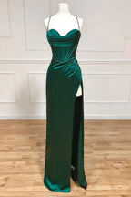 Robe de bal fourreau en satin à fines bretelles et corset, fendue.