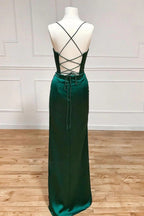 Robe de bal fourreau en satin à fines bretelles et corset, fendue.