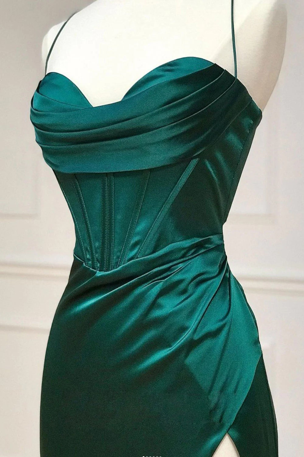 Robe de bal fourreau en satin à fines bretelles et corset, fendue.