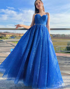 Vestido largo de fiesta azul real brillante de corte en A con tirantes finos