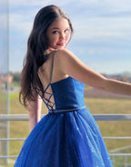 Vestido largo de fiesta azul real brillante de corte en A con tirantes finos