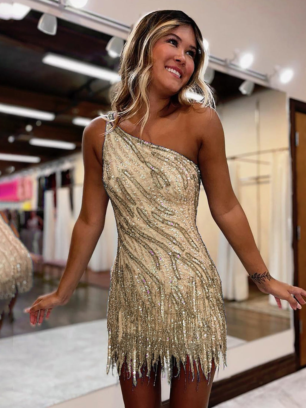 Robe courte moulante à sequins bleu pailleté asymétrique et franges