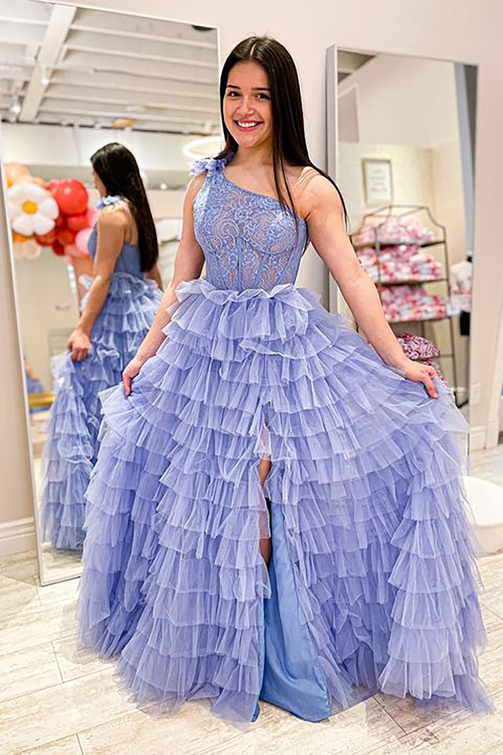 Vestido largo de fiesta de corte asimétrico con un solo hombro y volantes