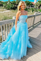 Vestido de fiesta de corte A con tirantes finos, corsé y volantes