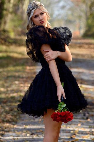 Vestido corto de fiesta de bienvenida, corte en A, manga abullonada, corsé fucsia y volantes