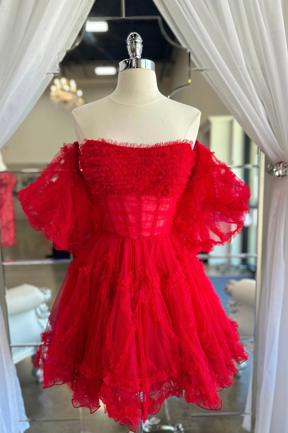 Vestido corto de fiesta de bienvenida, corte en A, manga abullonada, corsé fucsia y volantes