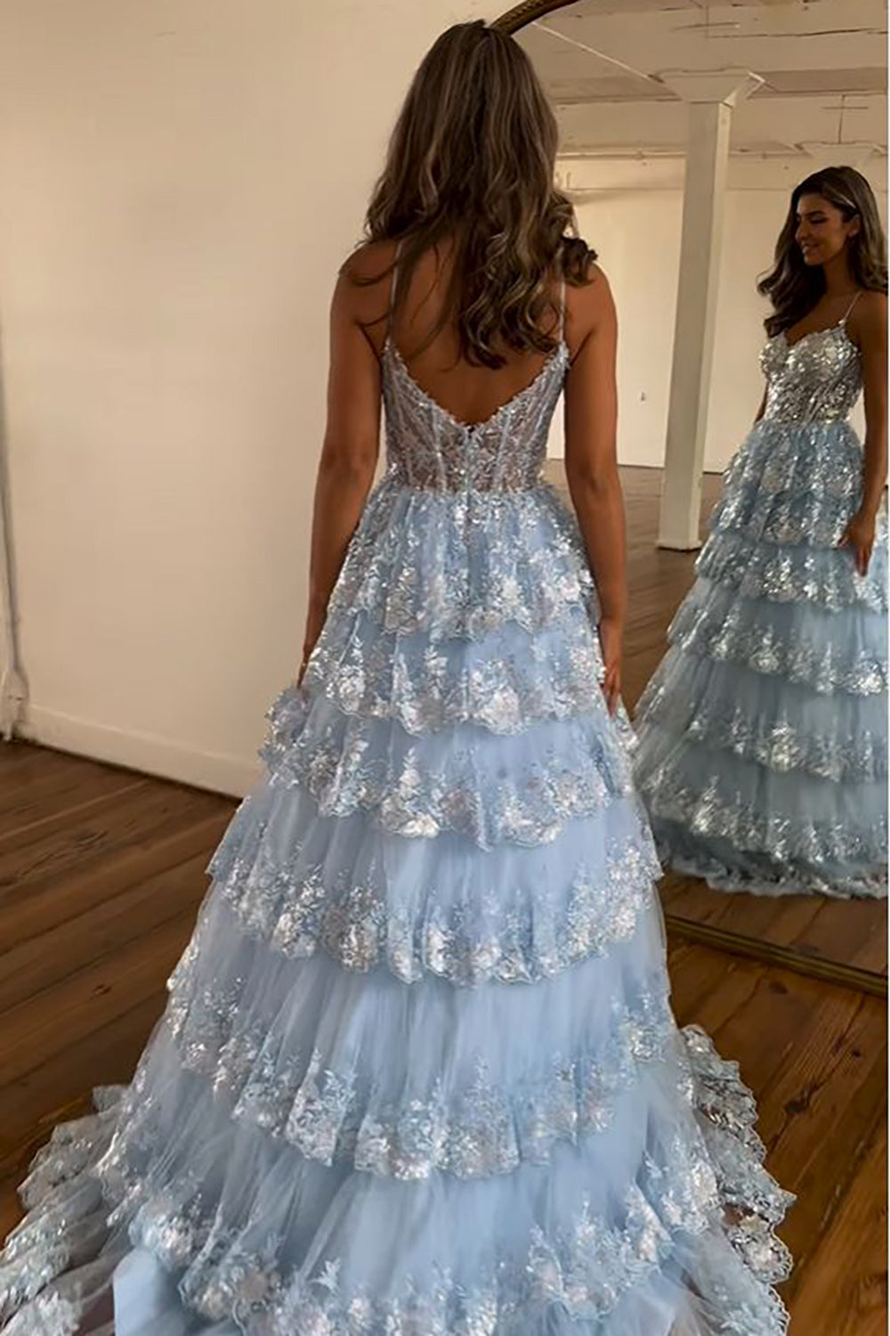 Vestido de graduación de encaje escalonado con tirantes finos y corte en A