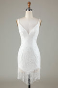 Robe de bal courte blanche scintillante à lacets dans le dos, ornée de perles et de pompons.