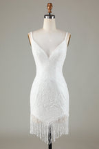 Robe de bal courte blanche scintillante à lacets dans le dos, ornée de perles et de pompons.