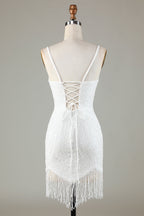 Robe de bal courte blanche scintillante à lacets dans le dos, ornée de perles et de pompons.