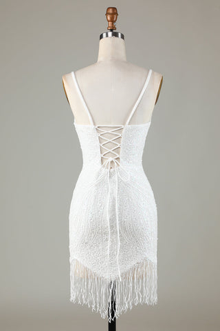 Robe de bal courte blanche scintillante à lacets dans le dos, ornée de perles et de pompons.