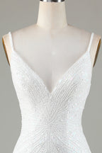 Robe de bal courte blanche scintillante à lacets dans le dos, ornée de perles et de pompons.