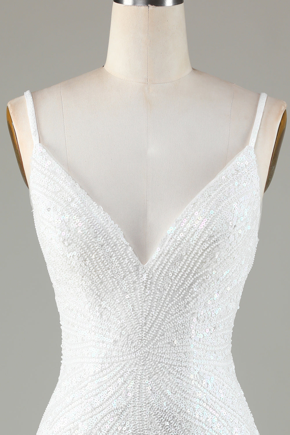 Robe de bal courte blanche scintillante à lacets dans le dos, ornée de perles et de pompons.