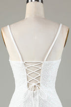 Robe de bal courte blanche scintillante à lacets dans le dos, ornée de perles et de pompons.