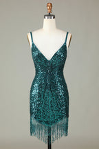 Robe de bal courte blanche scintillante à lacets dans le dos, ornée de perles et de pompons.