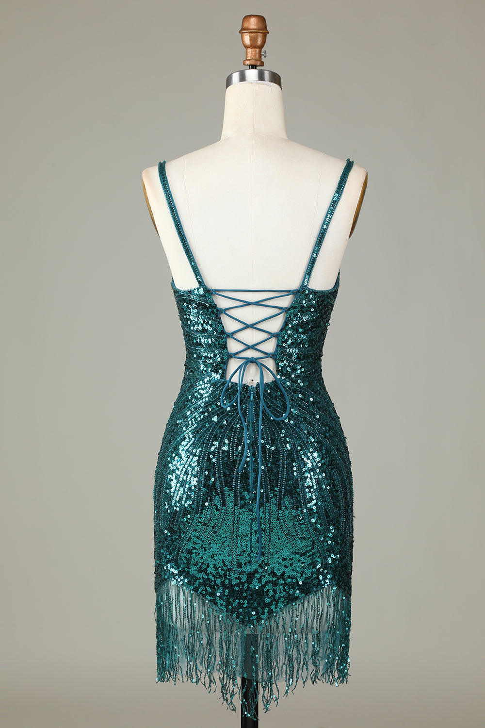 Robe de bal courte blanche scintillante à lacets dans le dos, ornée de perles et de pompons.