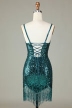 Robe de bal courte blanche scintillante à lacets dans le dos, ornée de perles et de pompons.