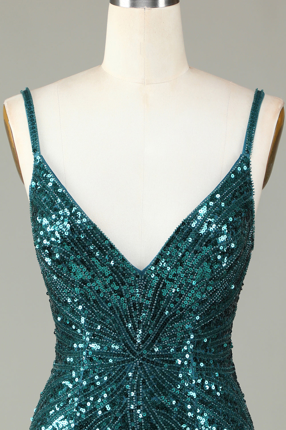 Robe de bal courte blanche scintillante à lacets dans le dos, ornée de perles et de pompons.