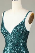 Robe de bal courte blanche scintillante à lacets dans le dos, ornée de perles et de pompons.